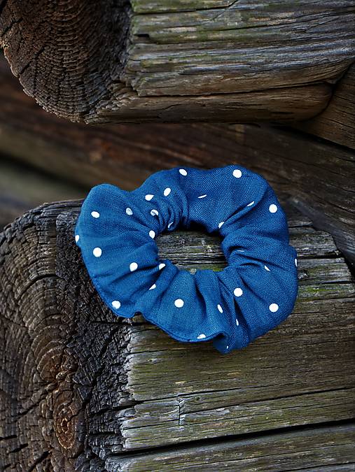Scrunchies ľanová gumička bodky na modrej