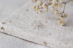 Náhrdelníky - Strieborný náhrdelník s kvetom - 13310985_