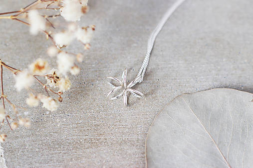Náhrdelníky - Strieborný náhrdelník s kvetom - 13310984_