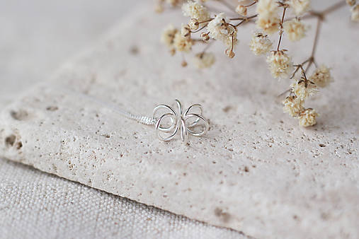 Strieborný náhrdelník s kvetom