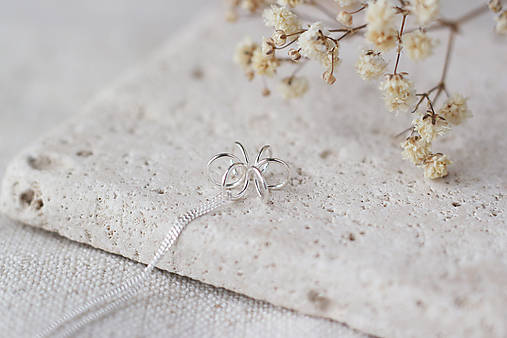Strieborný náhrdelník s kvetom