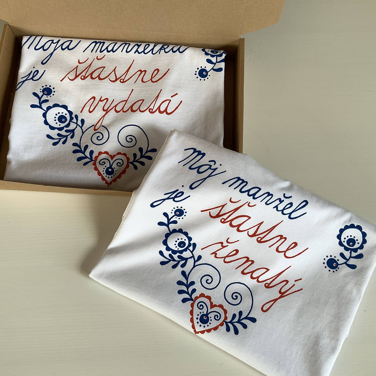 Maľované tričká pre mladomanželov s ľudovým motívom a nápismi : (Moja manželka/manžel je šťastne vydatá/ženatý + body  + tričko (biele))