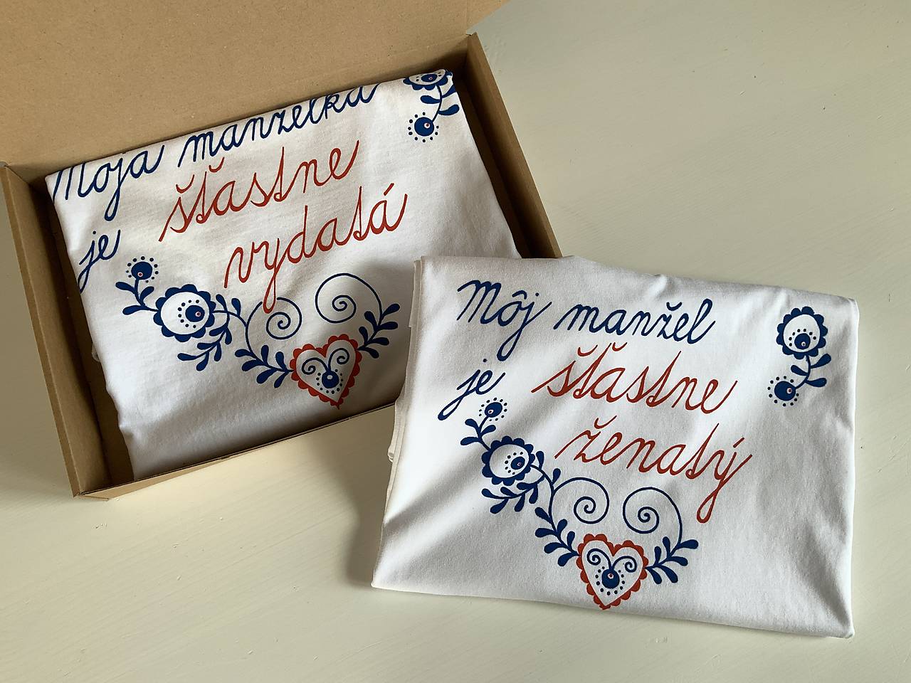 Maľované tričká pre mladomanželov s ľudovým motívom a nápismi : (Moja manželka/manžel je šťastne vydatá/ženatý (biele + tmavomodré) + body  + tričko)