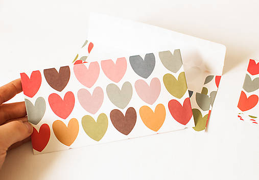 Papier - Papierová obálka "pestré srdiečka" - 13318264_