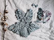 Detské oblečenie - Vtáčatko - mušelínové šaty s volánmi a mašľou (prašná modrá) - 13315070_