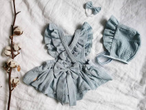Detské oblečenie - Vtáčatko - mušelínové šaty s volánmi a mašľou (prašná modrá) - 13315072_