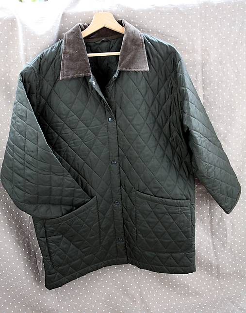 Vesty - Vesta. Prešívaná s velkými kapsami v lesnej zelenej farbe. - 13323083_