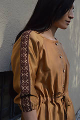 Šaty - Škoricové šaty s folkovým detailom - 13323632_