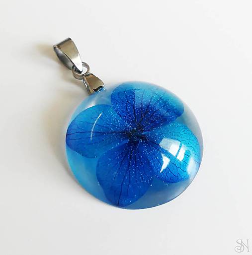  - Polguľový živicový prívesok s modrým kvetom - chirurgická oceľ - 13325778_