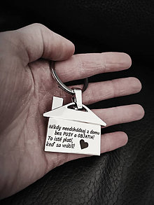 Kľúčenky - Prívesok na kľúče v tvare domčeku s gravírovaním textom: ( Nikdy neodchádzaj z domu bez pusy a objatia...... - 13324705_