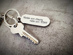 Kľúčenky - Kovový prívesok na kľúče v tvare kapsule / kľúčenka s textom: Hľadala som šťastie, našla som TEBA! - 13329345_