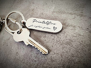Kľúčenky - Kovový prívesok na kľúče v tvare kapsule / kľúčenka s textom: Priateľstvo je výber srdca (srdiečko) - 13329351_