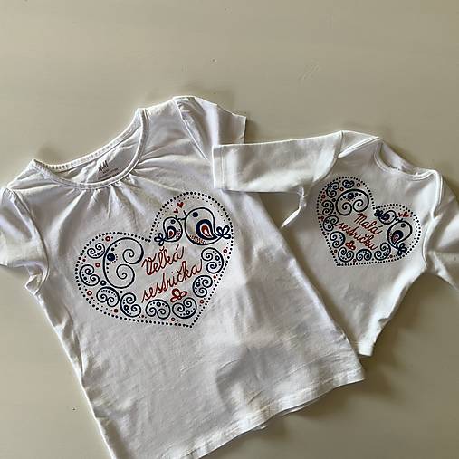 Maľované tričko s ľudovoladený vzorom v tvare srdca a (S nápisom  "malá sestra" / "veľká sestra" (body + tričko))