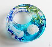 Náhrdelníky - Živicový morský prívesok kruh s mušľami a medúzou - 13337031_