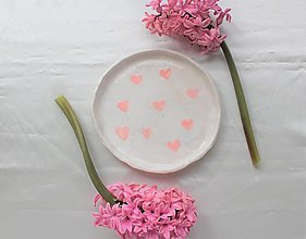 Nádoby - Romantický keramický tanier so srdiečkami - 13336285_