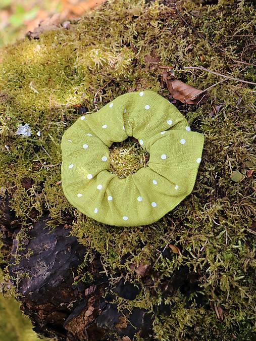 Scrunchies ľanová gumička bodky na zelenej