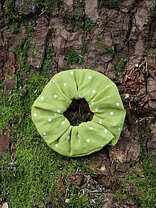 Ozdoby do vlasov - Scrunchies ľanová gumička bodky na zelenej - 13341811_
