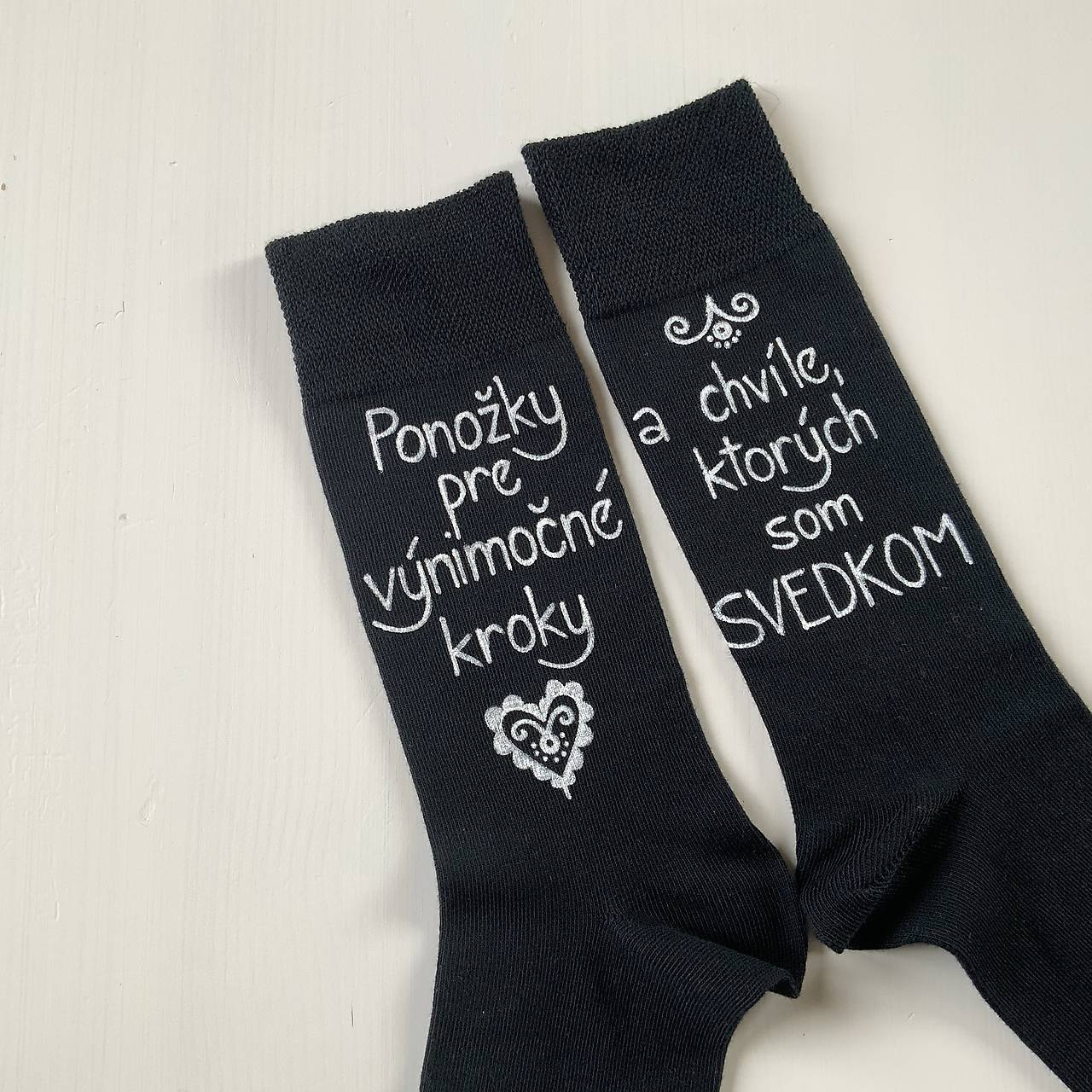 Maľované ponožky (pre svedka s nápisom "Ponožky pre výnimočné kroky/ a chvíle, ktorých som svedkom" (čierne s maľbou nad členkom))