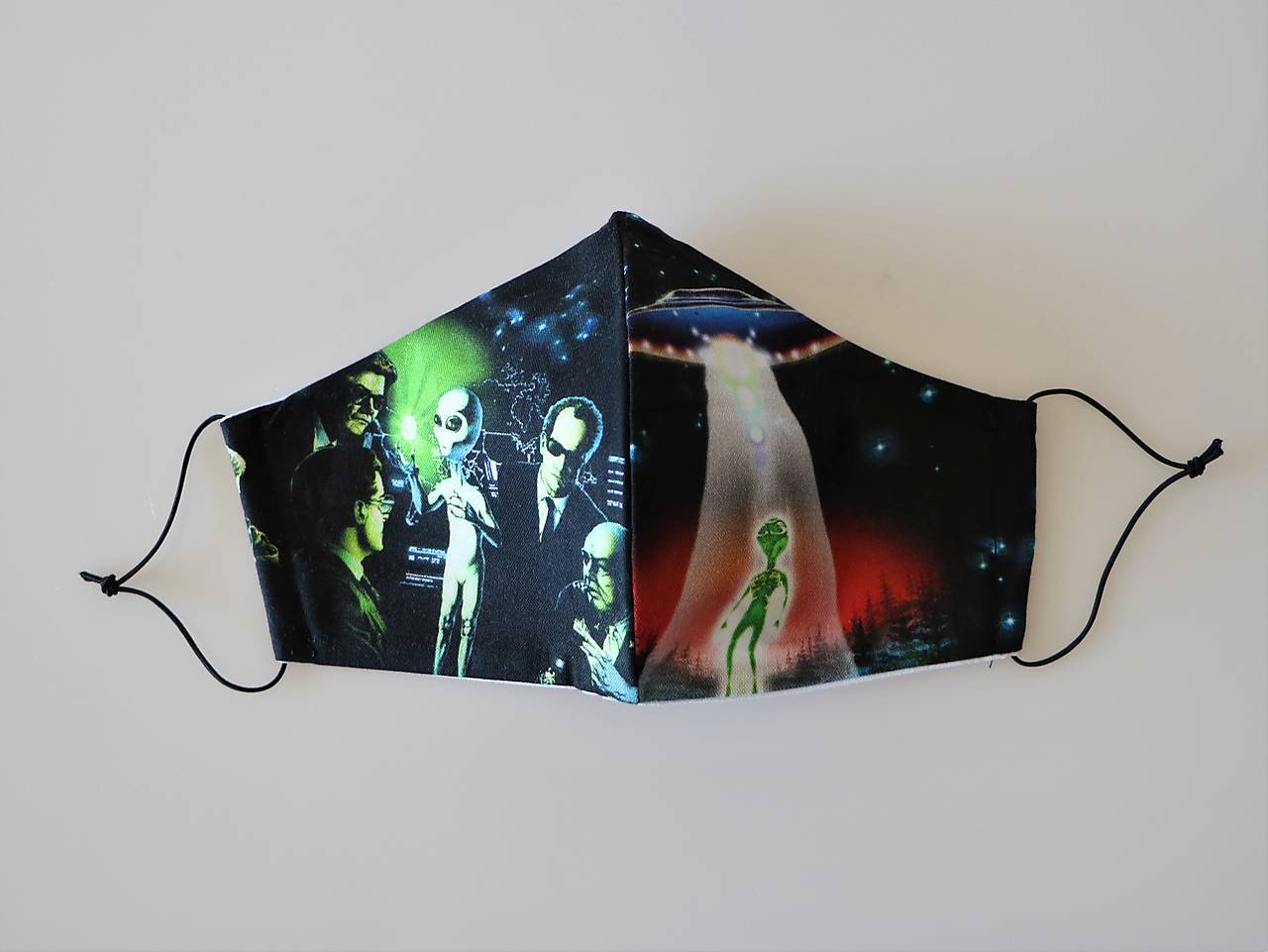 Dizajnové rúško Area 51 III. tvarované dvojvrstvové