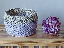 Handmade háčkované košíky z tričkovlny v kombinácii farieb kvetov levanduľe a pivónie (Háčkovaný košík z tričkovlny v kombinácii farieb kvetov levanduľe)