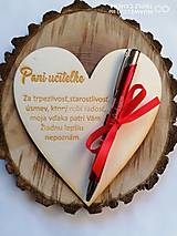 Tabuľky - Drevené srdce s gravírovanym perom pre učitelku typ 1 - 13343459_