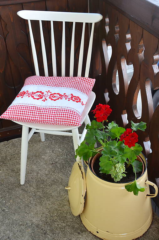 Úžitkový textil - Vidiecky vyšívaný vankúš - 13346312_