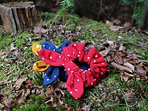 Ozdoby do vlasov - Ušatá scrunchies ľanová gumička bodka na červenej - 13345586_