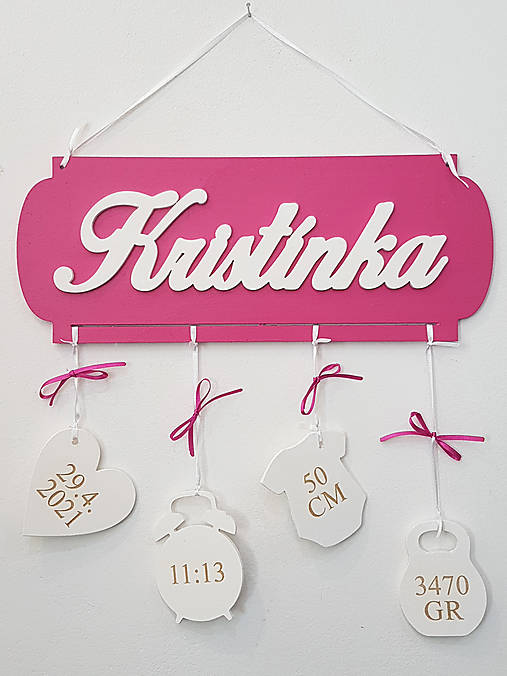 Meno na tabuľke s údajmi o narodení cyklámenová