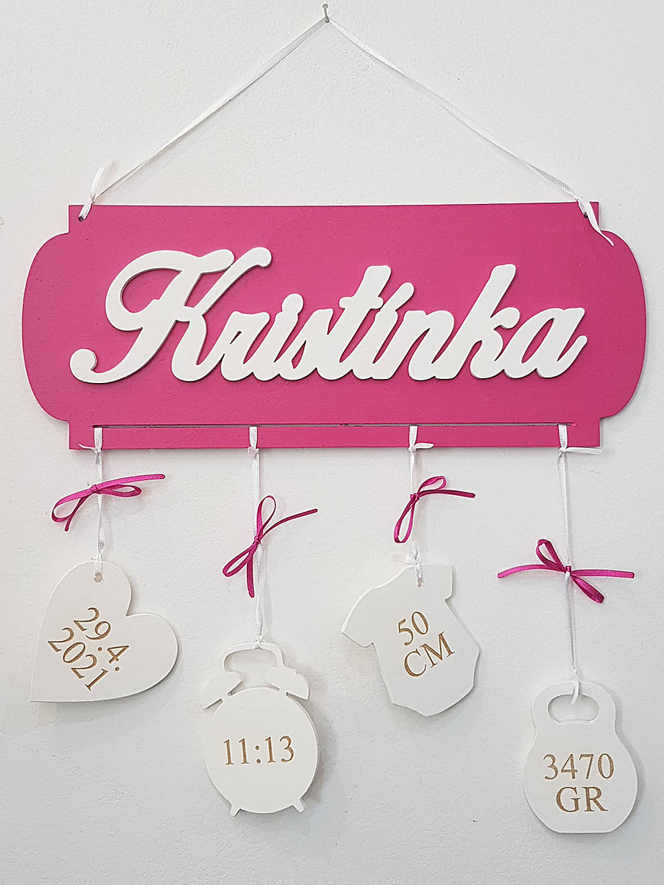 Meno na tabuľke s údajmi o narodení cyklámenová