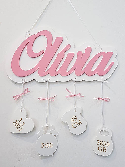 Darček pre dcérku drevené meno s pozadím a údajmi