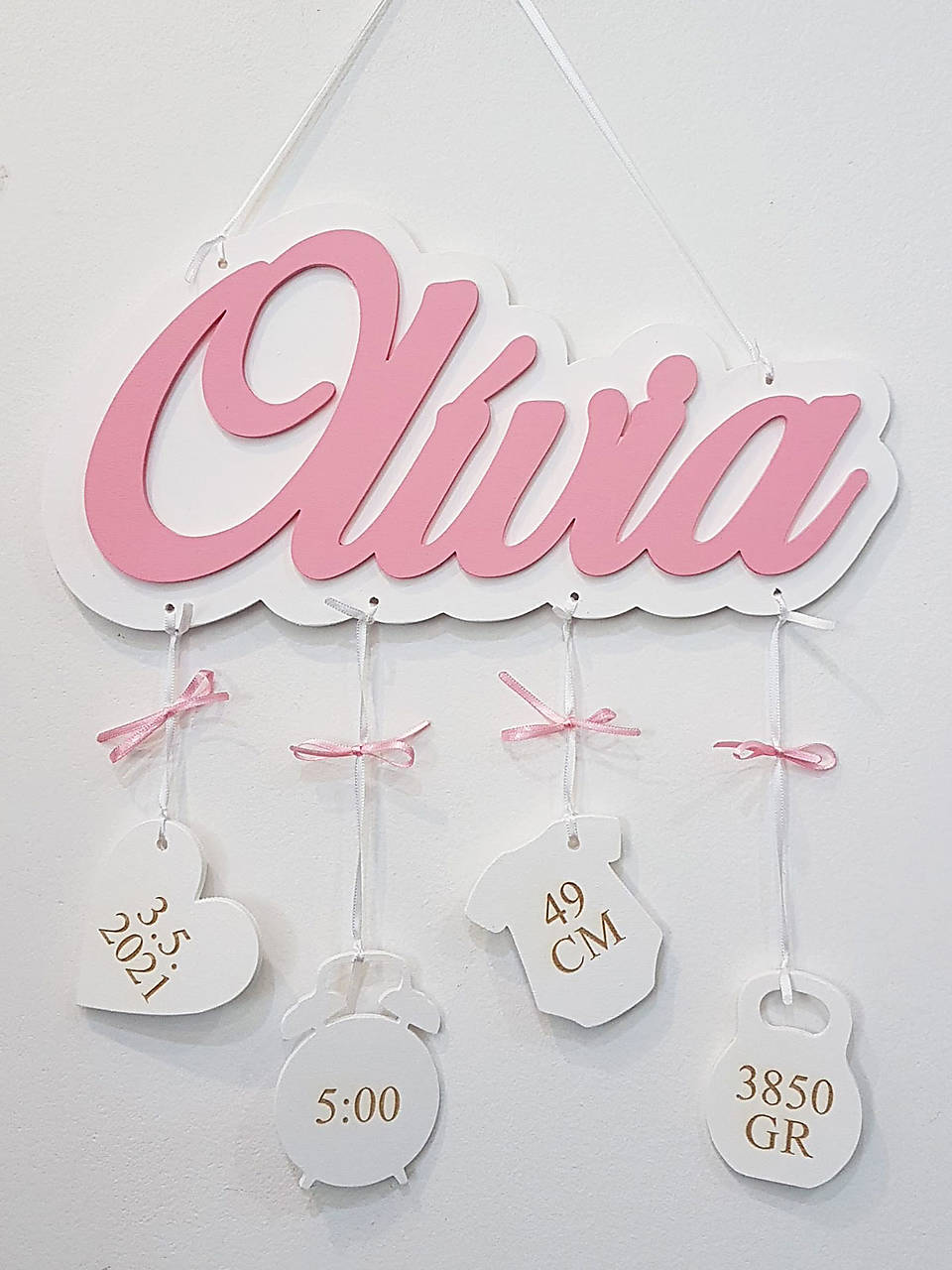 Darček pre dcérku drevené meno s pozadím a údajmi