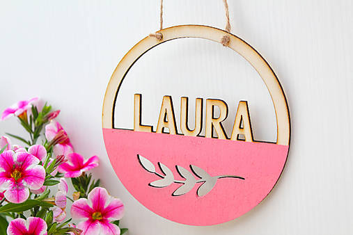 Dekorácie - Drevená menovka FLORA - 13351299_