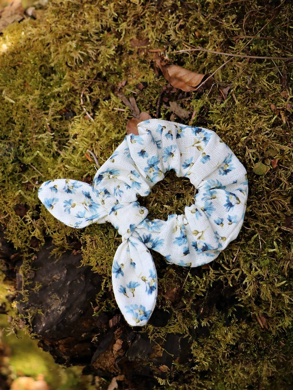 Ušatá scrunchies ľanová gumička modré kvietky