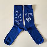 Ponožky, pančuchy, obuv - Maľované ponožky pre ženícha (kráľovsky modré s nápisom nad členkom: “Z toho sa už len tak nevyzuješ / dátum”) - 13353241_