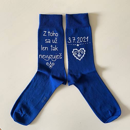 Maľované ponožky pre ženícha (kráľovsky modré s nápisom nad členkom: “Z toho sa už len tak nevyzuješ / dátum”)