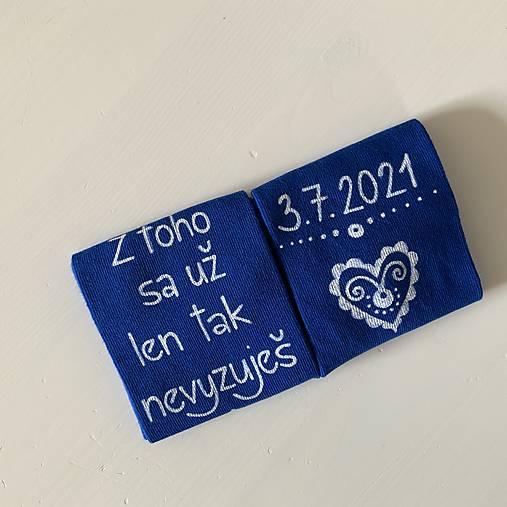 Maľované ponožky pre ženícha (kráľovsky modré s nápisom nad členkom: “Z toho sa už len tak nevyzuješ / dátum”)