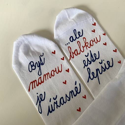 Maľované ponožky pre šťastnú mamu a babku (so srdiečkami)