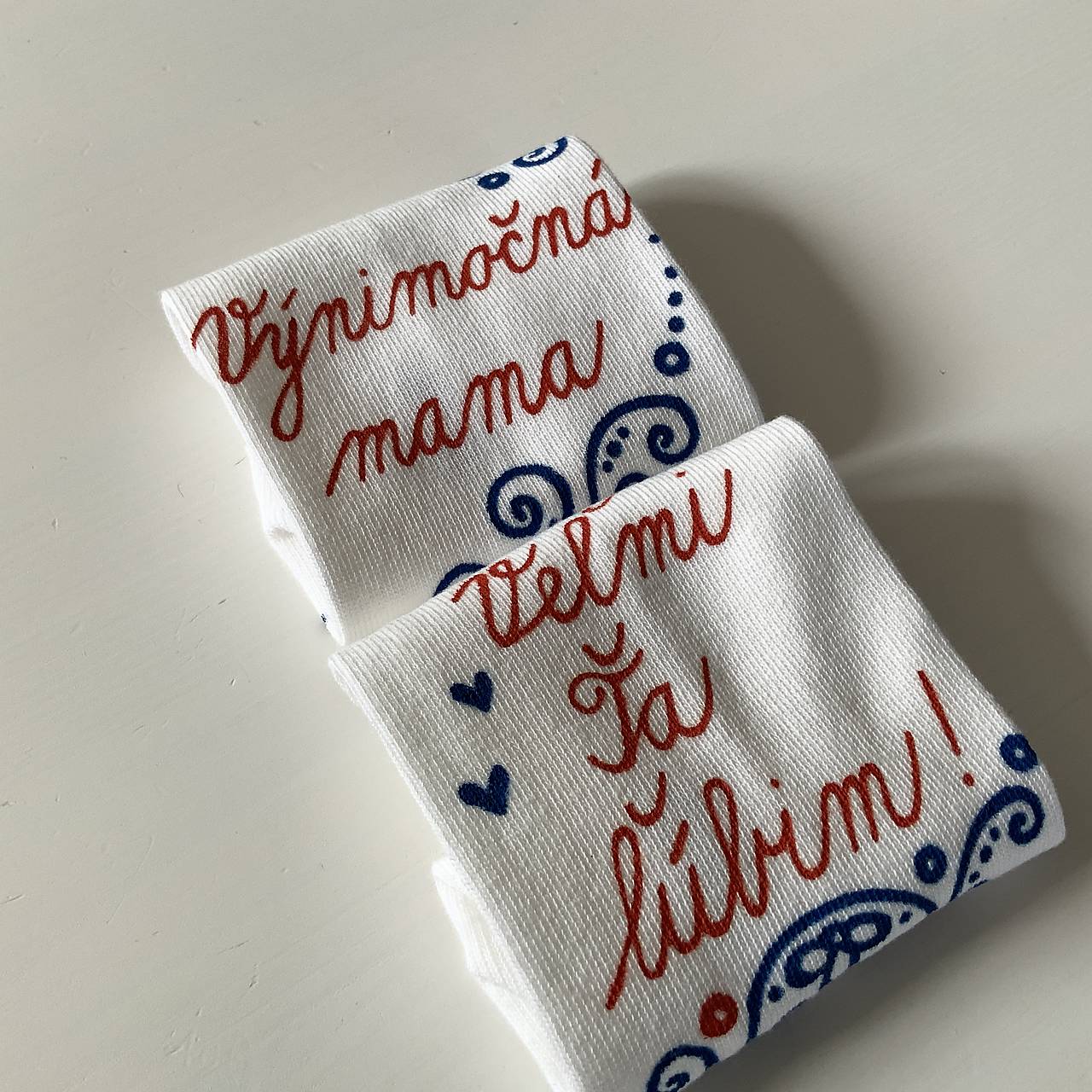 Maľované  ponožky pre výnimočnú MAMU (ľudovoladené v modročervenej)