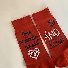 Ponožky, pančuchy, obuv - Maľované ponožky pre ženícha (červené s nápisom v bielo-čiernej maľbe nad členkom) - 13353249_
