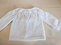 Detské oblečenie - Snehobiely svetrík s lístočkovým vzorom - 13360370_