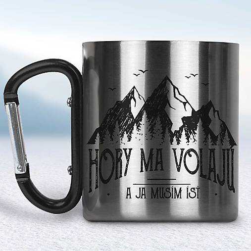 Nádoby - Kovový turistický hrnček s karabínkou Hory ma volajú (Čierna karabínka) - 13363905_