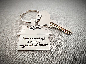 Kľúčenky - Prívesok na kľúče v tvare domčeku s gravírovaním textom: Život nemusí byť dokonalý, aby bol nádherný. - 13367807_