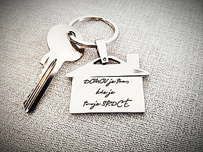 Kľúčenky - Prívesok na kľúče v tvare domčeku s gravírovaním textom: DOMOV je tam, kde je tvoje SRDCE. - 13367811_