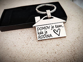 Kľúčenky - Prívesok na kľúče v tvare domčeku s gravírovaním textom: DOMOV je tam, kde je RODINA (srdce) - 13367813_