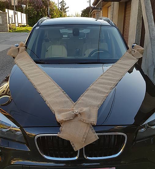 Dekorácie - výzdoba na auto z jutoviny so strapcami  aj s mašľami na kľučku auta - 13372752_