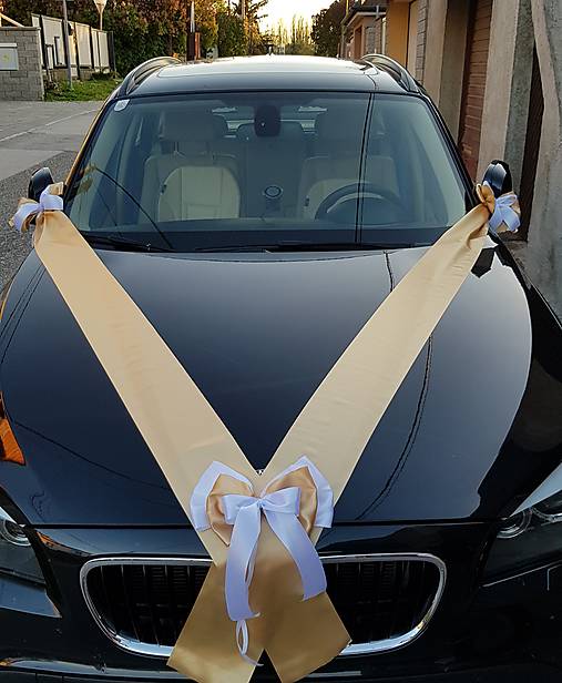 Dekorácie - výzdoba na auto zlato-biela aj s mašľami na kľučku auta - 13372870_