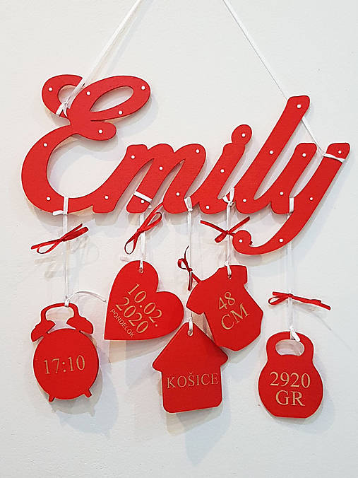 Drevené meno s údajmi o narodení + domček RED