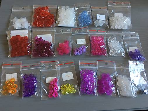 Korálky - Plastové kvetinky - 13378221_