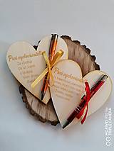 Tabuľky - Drevené srdce s gravírovanym perom pre vychovávateľku - 13377277_