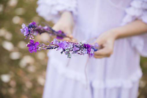 Kvetinová tiara "keď láska vonia po fialkách" 